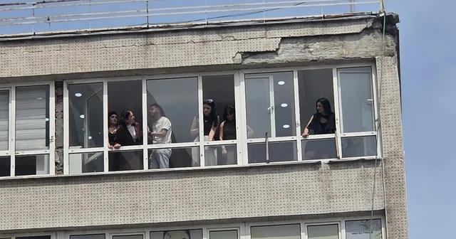 8 katlı iş hanından düşen sıva parçaları 2 kişiyi yaraladı Samsun Haberleri