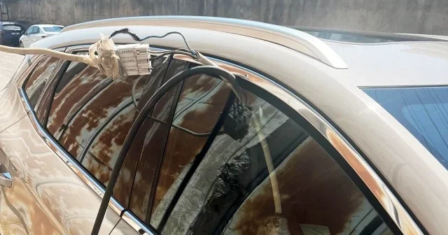 Pes dedirten düzenek kamerada: Elektrikli otomobili direkten çektikleri kaçak hatla şarj ettiler VİDEO İZLE