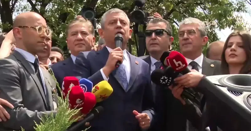 Özgür Özel TBMM’nin önünde seslendi: ‘Yüreğim ağzımda izledim, siper oldunuz’