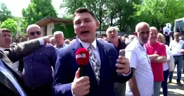 Özgür Özel in destekçilerinden Akit TV muhabirine saldırı