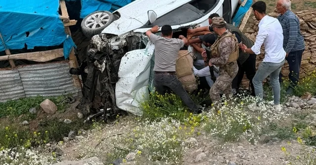 Tuzluca Iğdır karayolunda otomobil şarampole devrildi: 2 yaralı Iğdır Haberleri