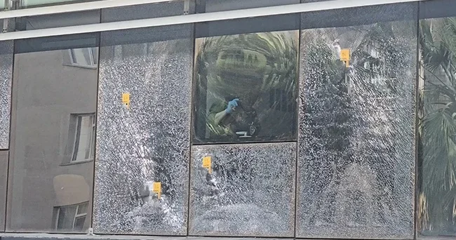 Beykoz da iş merkezine silahlı saldırı: Şüpheliler motosikletle kaçtı