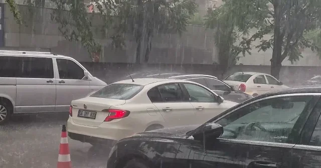 Ankara da ceviz büyüklüğündeki dolu hayatı olumsuz etkiledi VİDEO İZLE