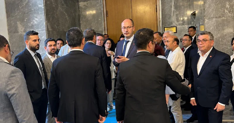 Kılıçdaroğlu mu Özel mi? İşte CHP Grup Toplantısı nın yapılacağı salona ilk gelen ekip