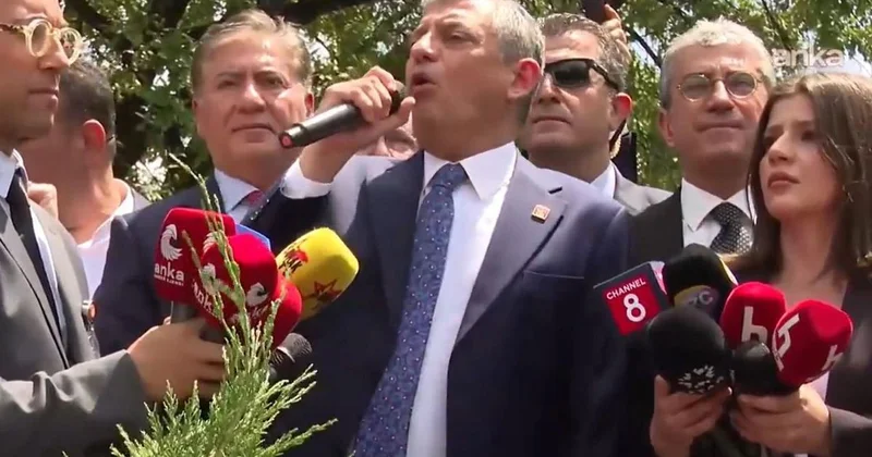 Özgür Özel, TBMM önünde alanda bulunan kalabalığa hitap ediyor