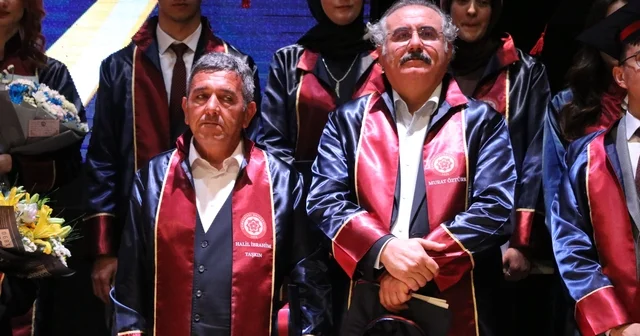 Yarım asrı devirdiler, cüppe giyip mezun oldular Mezuniyet törenine 50 lik mezunlar damga vurdu Sivas Haberleri