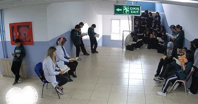 Öğretmenlerin sessiz kitap okuma deneyi öğrencilere örnek oldu Erzincan Haberleri