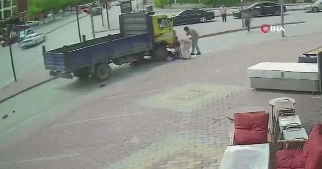 Konya da kamyonetin altında kalan elektrikli bisiklette can pazarı yaşandı