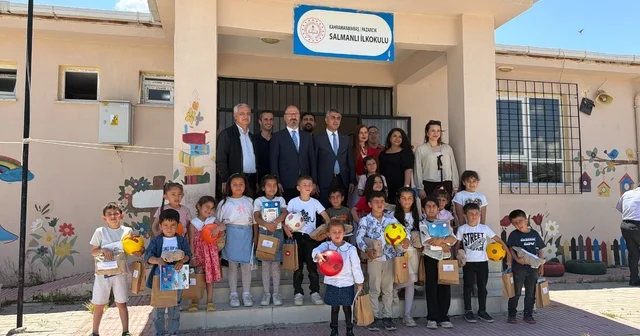 İstanbul Bahçelievler Milli Eğitim Müdürlüğünden Pazarcıklı öğrencilere moral desteği 475 öğrenciye kırtasiye ve çeşitli hediyeler dağıtıldı, öğretmenlerin sahnelediği tiyatro oyunu büyük ilgi gördü Kahramanmaraş Haberleri