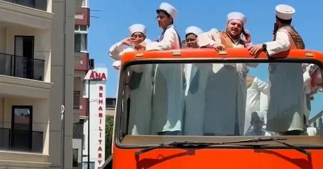 Hafızlık sevinci sokaklara taştı: Vatandaşlar selamladı görüntüler kalp ısıttı VİDEO İZLE