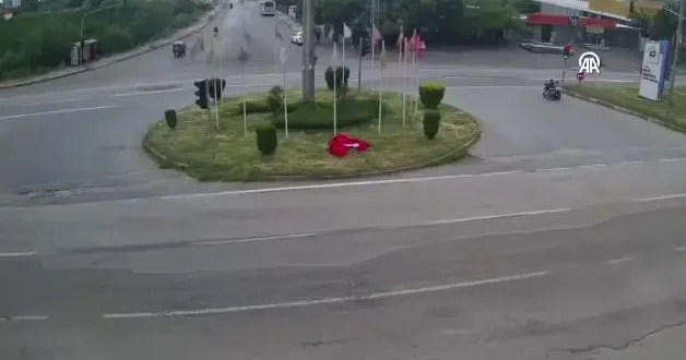 Hatay da kavşağa düşen Türk bayrağını yoldan geçen sürücüler kaldırdı