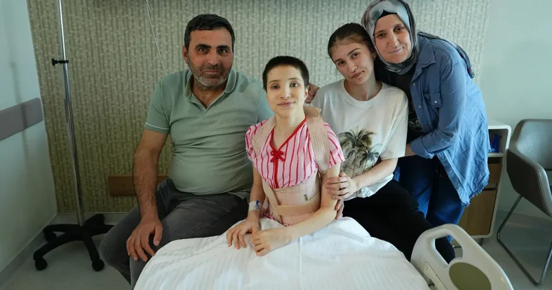 Skolyozla geçen çocukluğu tarihe karıştı: 5 saatlik ameliyatla mutlu son!
