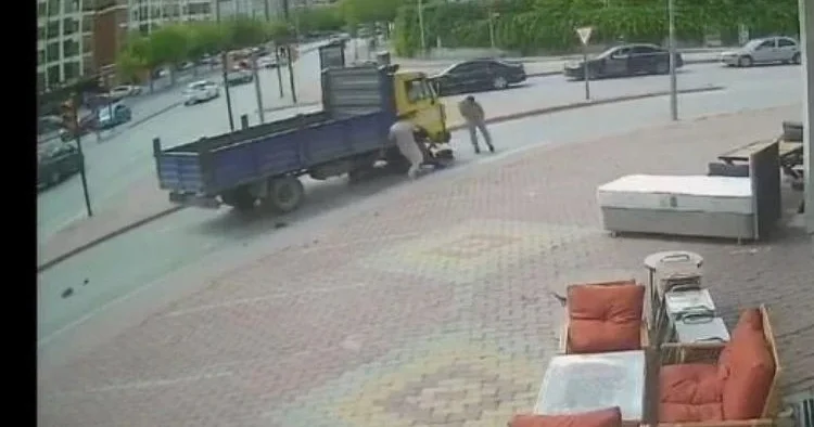 Dehşet anları kamerada…. Bisikletteki 3 çocuk kamyonetin altında kaldı