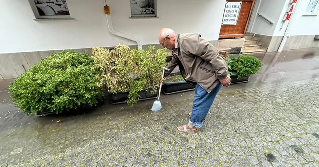 Altyapı yetersizliği sebebi ile yol kenarında biriken su ile bitkileri suladı Eskişehir Haberleri