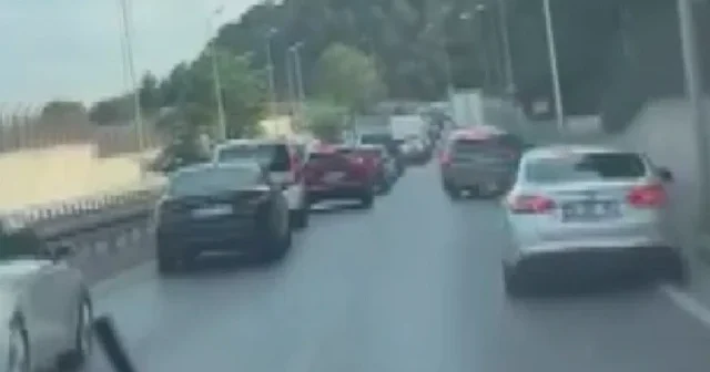 Maltepe de sürücülerden örnek fermuar refleksi: O anlar kamerada VİDEO İZLE