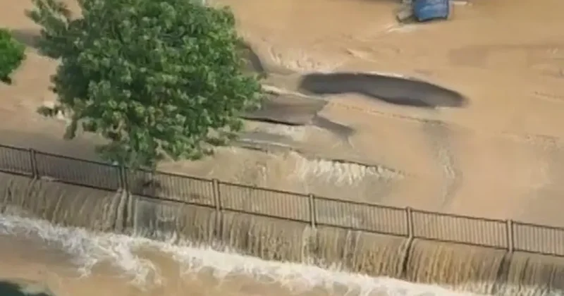 Su borusu patladı, yollar göle döndü