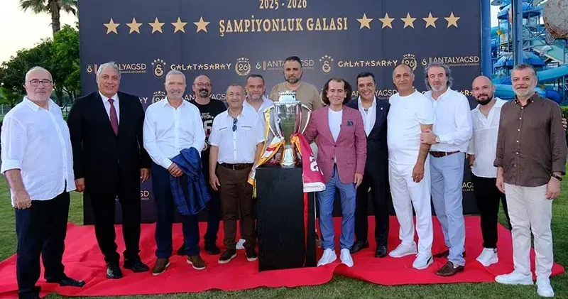 Galatasaray ın 26 ncı şampiyonluğu Antalya da kutlandı, Souness çimlere bayrak dikti