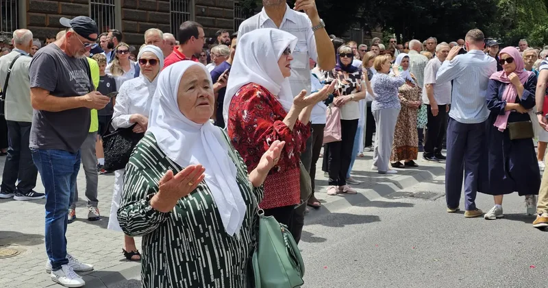 Soykırım kurbanlarının cenazeleri gözyaşlarıyla uğurlandı