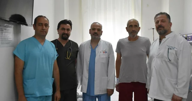 Kanser öyküsü olan hastanın kalbindeki kitle, göğüs kemiği kesilmeden kaburgadan çıkarıldı İzmir Haberleri Habertürk Yerel Haberler