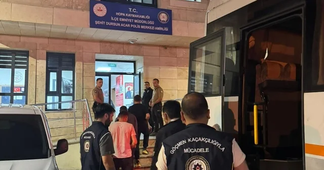 Artvin de 56 göçmen yakalandı; 3 şüpheliye işlem yapıldı Artvin Haberleri Habertürk Yerel Haberler