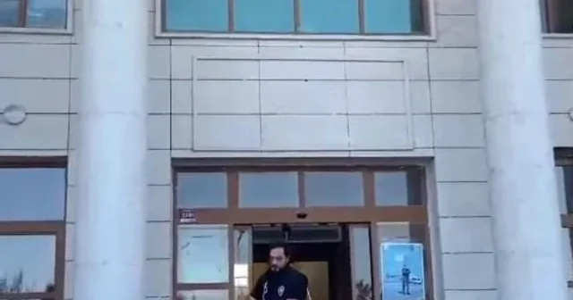 Ayrılmak istediği için evlatlarının önünde eli bıçaklı kocası tarafından öldüresiye dövüldü Eşine dayak atan koca tutaklandı Hatay Haberleri Habertürk Yerel Haberler