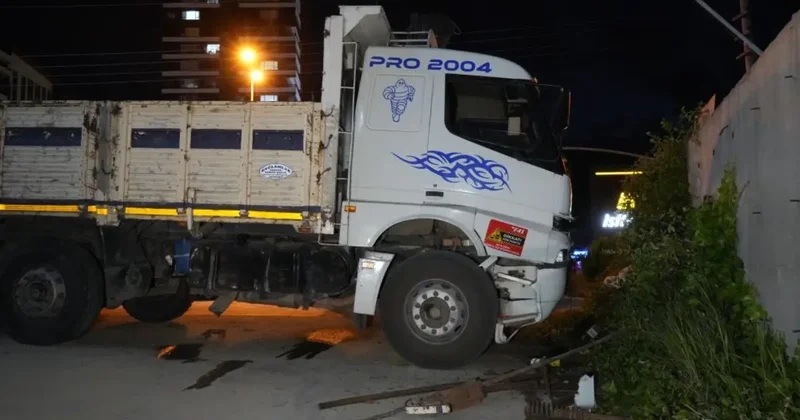 Direksiyon başında fenalaşan sürücü, istinat duvarına çarptı