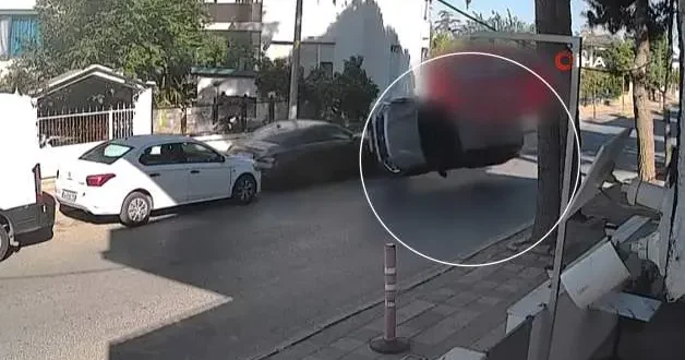 Park halindeki araca çarpan araba takla attı