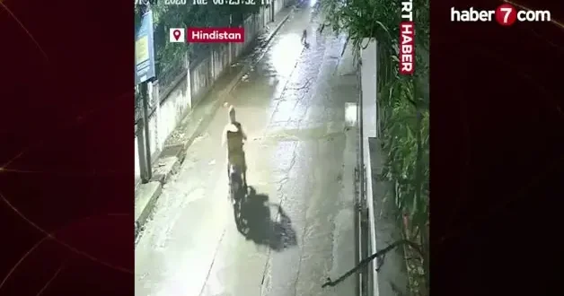 Hindistan da dehşet anları kamerada: Motokuryeye leopar saldırdı