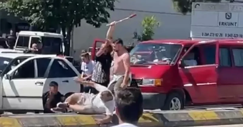 Trafikte meydan kavgası: Kaçmaya çalışan minibüse taş fırlattılar