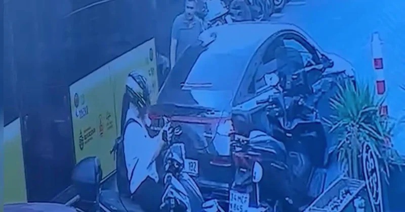 İETT ye bağlı özel halk otobüsü otomobilin yanında duran kişiye çarptı