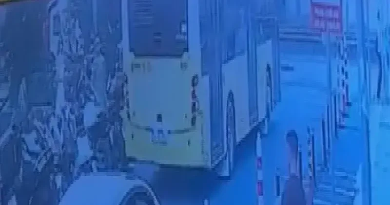 Şişli de özel halk otobüsü yayaya çarptı; kaza kamerada
