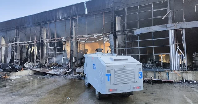 Market deposunda çıkan yangın geceyi aydınlattı, geriye demir yığınları kaldı Batman Haberleri Habertürk Yerel Haberler