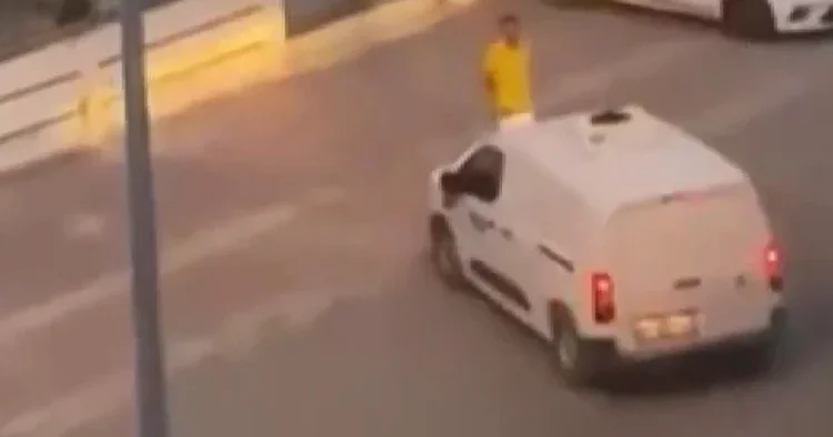 Antalya da tartıştığı kişinin üzerine otomobilini sürdü: Apartman kapısına sıkışan şahıs ağır yaralandı