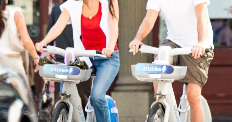 Leonardo DiCaprio kız arkadaşı Vittoria Ceretti ile bisiklet sürdü