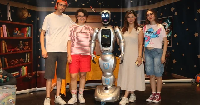 Yapay zeka destekli robot, çocuk tiyatrosunda sahneye çıktı Antalya Haberleri Habertürk Yerel Haberler