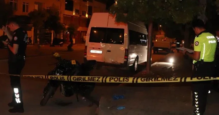 Kontrolden çıkan motosiklet, kaldırıma ve park halindeki araçlara çarptı: 2 can kaybı