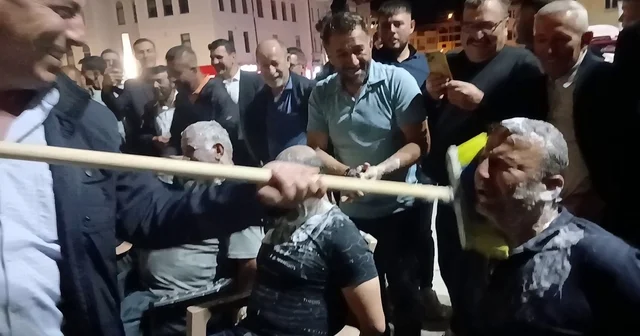 Asırlık gelenek damadın yakınlarına zor anlar yaşattı Sivas ta damadın yakınlarını davul zurna eşliğinde inşaat küreği ile tıraş edip, otomobil yıkar gibi yıkadılar Sivas Haberleri Habertürk Yerel Haberler