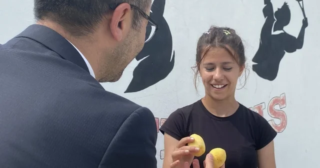 Iğdır kayısı, tenis turnuvasında sporculara ikram edildi Iğdır Haberleri Habertürk Yerel Haberler