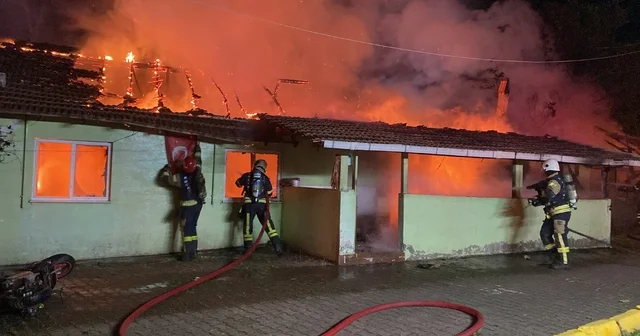 74 yaşındaki annesine dehşeti yaşatan sanığa 15 yıl hapis Komşusuyla ilişki yaşadığını iddia ettiği annesinin evini yakmıştı: Söz veriyorum bir daha alkol içmeyeceğim Kocaeli Haberleri Habertürk Yerel Haberler