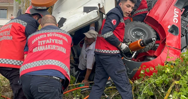 Forklift yüklü vinçli kamyonet devrildi, sıkışan sürücüyü itfaiye kurtardı Sakarya Haberleri Habertürk Yerel Haberler
