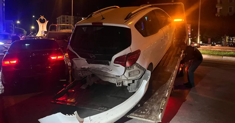 Çorum da otomobil park halindeki araca çarptı: 2 si polis, 4 kişi yaralandı
