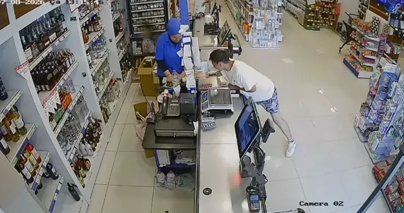 Marketten hırsızlık yapan şüpheli, içinde 10 yaşında çocuğun da bulunduğu otomobili gasbedip kaçtı