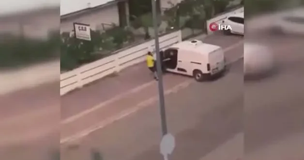 Önce tartıştı, sonra arabayla kapıya sıkıştırdı! Dehşet anları kamerada