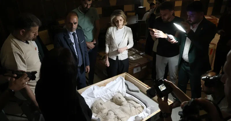 Macron un Şam ziyaretinde tarihi adım: 23 tarihi eser iade edildi