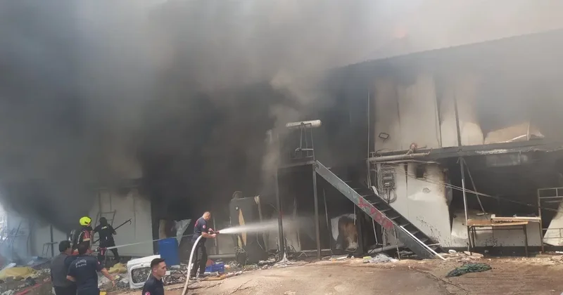 Balıkesir deki inşaat şantiyesinde işçilerin kaldığı 9 konteyner yandı
