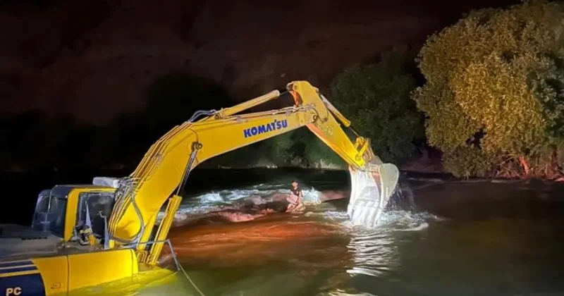 Kezer Çayı nda mahsur kalan genç, kepçeyle kurtarıldı