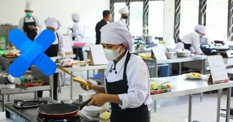 Şeflerin mavi yara bandı kullanmasının nedeni ortaya çıktı! İşte o katı gıda kuralı