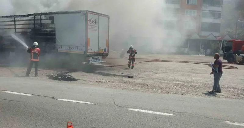 Giresun’da yol kenarındaki tırın dorsesinde yangın çıktı
