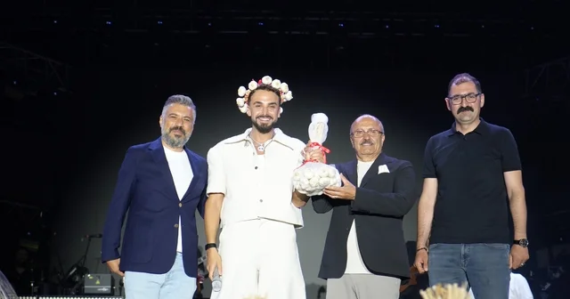 Sarımsak festivalinde sahne alan Sefo, binlerce vatandaşa unutulmaz bir gece yaşattı Sahneden inerek seyircilerin arasına karışan Sefo, satın aldığı taçları vatandaşlara dağıttı Kastamonu Haberleri Habertürk Yerel Haberler