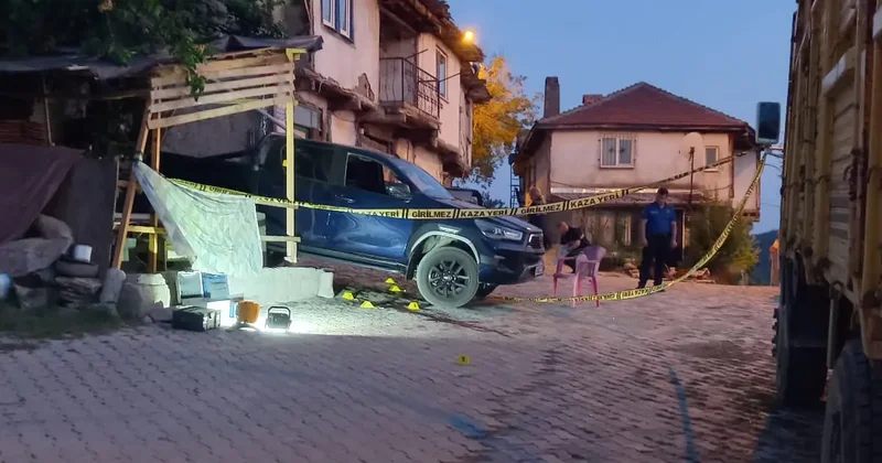 77 yaşındaki baba, oğluyla tartışan 2 kişiyi öldürdü